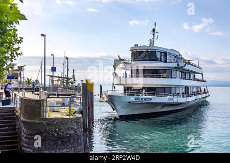 Stadtansicht Meersburg am Bodensee, Ausflugsboot UeBERLINGEN der Weißen Flotte in Meersburg, Baden-Württemberg, Deutschland Stockfoto