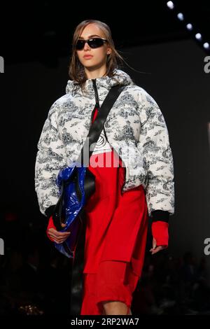 (180912) -- NEW YORK, 12. September 2018 -- Ein Modell präsentiert eine Kreation der Bosideng Frühjahr/Sommer 2019 Kollektion während der New York Fashion Week in New York, USA, 11. September 2018. ) (Zxj) U.S.-NEW YORK-FASHION WEEK-BOSIDENG LinxBilin PUBLICATIONxNOTxINxCHN Stockfoto