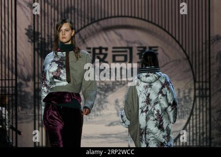 (180912) -- NEW YORK, 12. September 2018 -- Models präsentieren Kreationen der Bosideng Frühjahr/Sommer 2019 Kollektion während der New York Fashion Week in New York, USA, 11. September 2018. ) (Zxj) U.S.-NEW YORK-FASHION WEEK-BOSIDENG LinxBilin PUBLICATIONxNOTxINxCHN Stockfoto