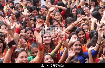 (180912) -- KATHMANDU, 12. September 2018 -- Frauen tanzen in der Nähe des Shiva-Tempels zur Feier des Teej-Festivals auf dem Hanumandhoka Durbar-Platz in Kathmandu, Nepal, 12. September 2018. Während des Festivals, verheiratete Frauen fasten und beten für eine gute Gesundheit und Langlebigkeit ihrer Ehemänner und unverheiratete Frauen beten für die Heirat ideale Ehemänner. ) (Zxj) NEPAL-KATHMANDU-TEEJ FESTIVAL sunilxsharma PUBLICATIONxNOTxINxCHN Stockfoto