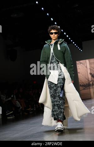 (180912) -- NEW YORK, 12. September 2018 -- Ein Modell präsentiert eine Kreation der Bosideng Frühjahr/Sommer 2019 Kollektion während der New York Fashion Week in New York, USA, 11. September 2018. ) (Zxj) U.S.-NEW YORK-FASHION WEEK-BOSIDENG LinxBilin PUBLICATIONxNOTxINxCHN Stockfoto