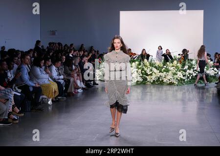 (180912) -- NEW YORK, 12. September 2018 -- Ein Modell präsentiert eine Kreation der Calvin Luo Frühjahr/Sommer 2019 Kollektion während der New York Fashion Week in New York, USA, 12. September 2018. ) U.S.-NEW YORK-FASHION WEEK-CALVIN LUO LINXBILIN PUBLICATIONXNOTXINXCHN Stockfoto