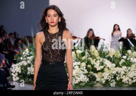 (180912) -- NEW YORK, 12. September 2018 -- Ein Modell präsentiert eine Kreation der Calvin Luo Frühjahr/Sommer 2019 Kollektion während der New York Fashion Week in New York, USA, 12. September 2018. ) U.S.-NEW YORK-FASHION WEEK-CALVIN LUO LINXBILIN PUBLICATIONXNOTXINXCHN Stockfoto