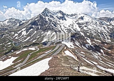 Foto mit reduzierter Dynamiksättigung HDR von Bergpass Almstraße Almstraße Straßenpass Alte Großglockner Hochalpenstraße Stockfoto