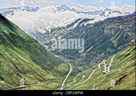 Foto mit reduzierter dynamischer Sättigung HDR-Ansicht im Hintergrund Grimselpass Front Mountain Pass Alpin Mountain Road Alpin Road Pass Stockfoto