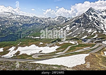 Foto mit reduzierter dynamischer Sättigung HDR von Bergpass Almstraße Almstraße Straßenpass Alte Großglockner Hochalpenstraße Stockfoto