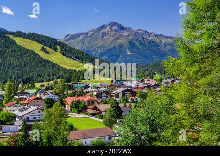 Ortsübersicht auf dem Hochplateau mit Hocheder 2796m, Seefeld, Tirol, Österreich Stockfoto