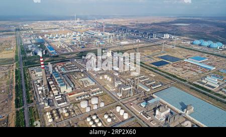 (180913) -- YINCHUAN, 13. September 2018 -- Luftaufnahme vom 3. August 2018 zeigt den Industriepark des Kohle-zu-Flüssigkeit-Projekts (CTL) der staatseigenen Shenhua Ningxia Coal Industry Group in der autonomen Region Ningxia Hui im Nordwesten Chinas. ) (ly) PROJEKT CHINA-NINGXIA-COAL TO LIQUID (CN) WangxPeng PUBLICATIONxNOTxINxCHN Stockfoto