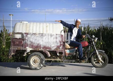 (180913) -- YINCHUAN, 13. September 2018 -- Villager He Jinwen stellt seinen Behälter vor, der einst für die Wassergewinnung aus anderen Orten im Dorf Hejiakouzi der Gemeinde Hanjiaoshui im Bezirk Zhongning, der Autonomen Region Ningxia Hui im Nordwesten Chinas, 6. September 2018 verwendet wurde. Im Jahr 2004 löste ein Projekt, das Wasser aus dem Gelben Fluss ablenkte, Hanjiaoshuis Wasserknappheit ab. Viele Wanderarbeiter kehrten in die Heimatstadt zurück. Unter der Leitung der lokalen Regierung pflanzten sie Wassermelonen an und entwickelten den Anbau. Im März 2017 begann Ningxia mit dem Bau eines weiteren Wasserprojekts zur Verbesserung der Wasserversorgung Stockfoto