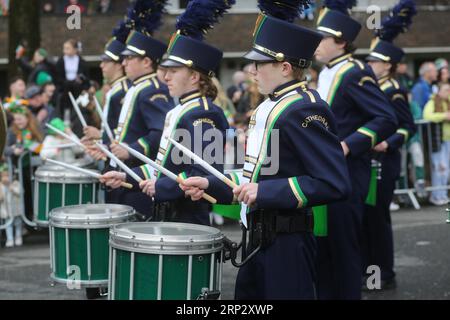 Am St. Patrick's Day ziehen Musiker durch Dublin, während Irland seinen nationalheiligen feiert. Dublin, Irland Stockfoto