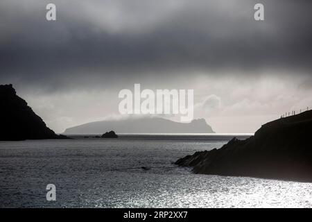 Ein Blick auf die berühmte Insel Inishtooskert, Inis Tuaisceart auf Irisch, eine der Blasket-Inseln, vor der Küste von Kerry entlang des Wilden Atlantiks Stockfoto