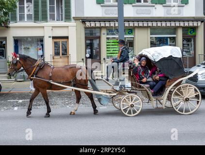 Kutschfahrt durch die Altstadt von Unterseen, Interlaken, Kanton Bern, Schweiz. Stockfoto