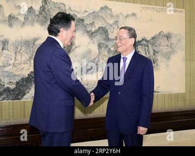 (180914) -- PEKING, 14. September 2018 -- der chinesische Vizepräsident Wang Qishan (R) trifft sich mit dem chilenischen Außenminister Roberto Ampuero in Peking, der Hauptstadt Chinas, am 14. September 2018. ) (wyl) CHINA-BEIJING-WANG QISHAN-CHILE-MEETING (CN) DingxLin PUBLICATIONxNOTxINxCHN Stockfoto