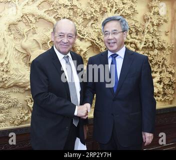 (180914) -- PEKING, 14. September 2018 -- der chinesische Vize-Premier Hu Chunhua (R) trifft sich mit dem französischen Außenminister Jean-Yves Le Drian in Peking, der Hauptstadt Chinas, 14. September 2018. ) (wyl) CHINA-BEIJING-HU CHUNHUA-FRANCE-MEETING (CN) GaoxJie PUBLICATIONxNOTxINxCHN Stockfoto