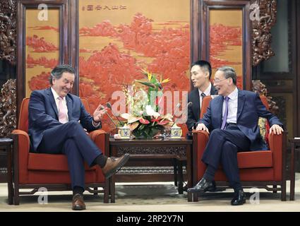 (180914) -- PEKING, 14. September 2018 -- der chinesische Vizepräsident Wang Qishan (R) trifft sich mit dem chilenischen Außenminister Roberto Ampuero in Peking, der Hauptstadt Chinas, am 14. September 2018. ) (wyl) CHINA-BEIJING-WANG QISHAN-CHILE-MEETING (CN) DingxLin PUBLICATIONxNOTxINxCHN Stockfoto