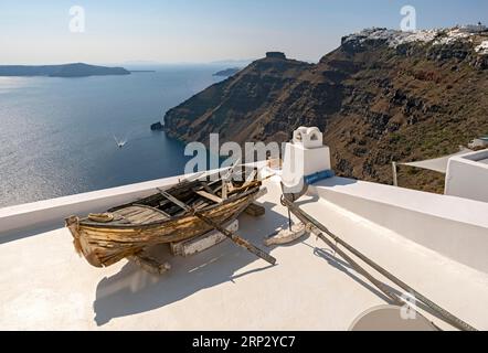 Altes Ruderboot auf dem Terrassendach, Firostefani, Santorini, Griechenland Firostefani, Santorini, Griechenland Stockfoto