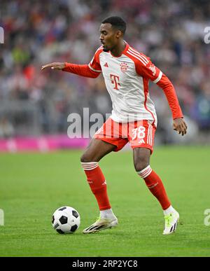 Ryan Gravenberch FC Bayern München FCB (38) auf dem Ball, Allianz Arena, München, Bayern, Deutschland Stockfoto