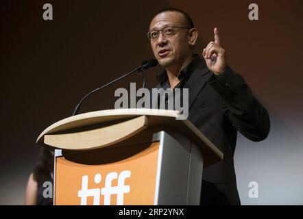 (180915) -- TORONTO, 15. September 2018 -- Regisseur Jiang Wen spricht vor dem Film Hidden man in der Roy Thomson Hall während des Toronto International Film Festivals 2018 in Toronto, Kanada, 14. September 2018. )(yy) CANADA-TORONTO-TIFF-HIDDEN MAN ZouxZheng PUBLICATIONxNOTxINxCHN Stockfoto