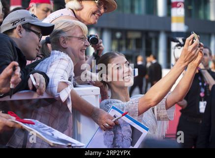 Entertainment Bilder des Tages (180915) -- TORONTO, 15. September 2018 -- Schauspielerin Rosamund Pike (R) nimmt ein Selfie mit Fans vor der Uraufführung des Films Ein Privatkrieg in der Roy Thomson Hall während des Toronto International Film Festival 2018 in Toronto, Kanada, 14. September 2018. )(yy) KANADA-TORONTO-TIFF- Ein PRIVATER KRIEG ZouxZheng PUBLICATIONxNOTxINxCHN Stockfoto