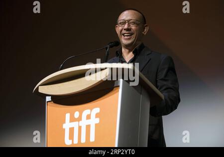 (180915) -- TORONTO, 15. September 2018 -- Regisseur Jiang Wen reagiert, als er vor dem Film Hidden man in der Roy Thomson Hall während des Toronto International Film Festivals 2018 in Toronto, Kanada, am 14. September 2018 mit den Zuschauern spricht. )(yy) CANADA-TORONTO-TIFF-HIDDEN MAN ZouxZheng PUBLICATIONxNOTxINxCHN Stockfoto