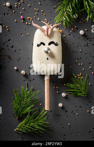 Süße und hausgemachte Eiszapfen aus Streuseln und weißer Schokolade. Einzigartige und kreative Süßigkeiten für Weihnachten. Stockfoto