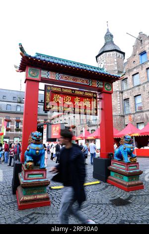 (180915) -- DÜSSELDORF, 15. September 2018 -- Touristen laufen am 15. September 2018 um einen Markt am Chinafest in Düsseldorf. Das Chinafest wird von der Düsseldorfer Regierung organisiert und zieht seit 2011 jedes Jahr Zehntausende von Touristen an. ) (wtc) DEUTSCHLAND-DÜSSELDORF-CHINAFEST LuoxHuanhuan PUBLICATIONxNOTxINxCHN Stockfoto