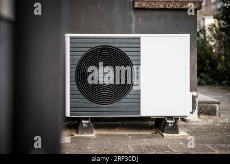 Wärmepumpe auf einem Einfamilienhaus in Düsseldorf, Nordrhein-Westfalen Stockfoto
