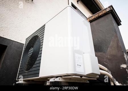 Wärmepumpe auf einem Einfamilienhaus in Düsseldorf, Nordrhein-Westfalen Stockfoto