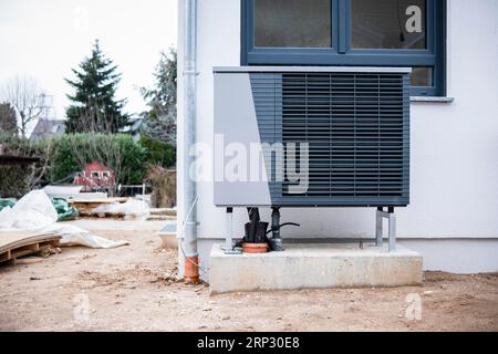 Wärmepumpe auf einem neuen Einfamilienhaus in Düsseldorf, Nordrhein-Westfalen Stockfoto
