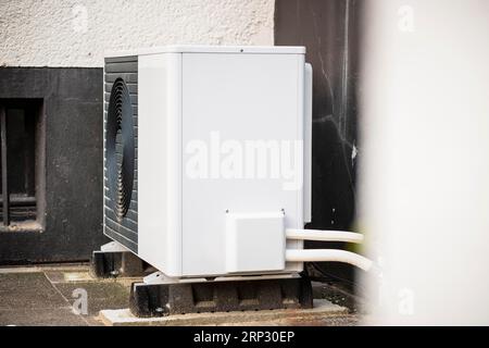 Wärmepumpe auf einem Einfamilienhaus in Düsseldorf, Nordrhein-Westfalen Stockfoto