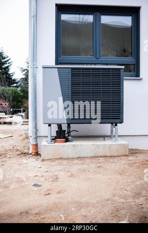 Wärmepumpe auf einem neuen Einfamilienhaus in Düsseldorf, Nordrhein-Westfalen Stockfoto