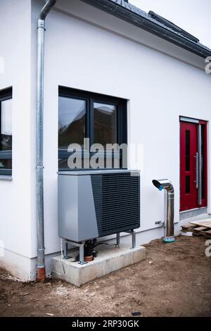 Wärmepumpe auf einem neuen Einfamilienhaus in Düsseldorf, Nordrhein-Westfalen Stockfoto