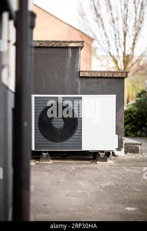 Wärmepumpe auf einem Einfamilienhaus in Düsseldorf, Nordrhein-Westfalen Stockfoto