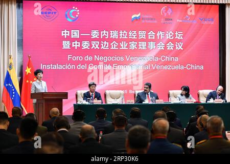 (180915) -- PEKING, 15. September 2018 -- Gao Yan (L), Leiter des China Council for the Promotion of International Trade, spricht auf dem Wirtschafts- und Handelsforum China-Venezuela und dem bilateralen Treffen des rates für unternehmerische Initiative in Peking, der Hauptstadt Chinas, am 15. September 2018. )(MCG) CHINA-PEKING-VENEZUELA-WIRTSCHAFTS- UND HANDELSZUSAMMENARBEIT-FORUM (CN) LIXXIN PUBLICATIONXNOTXINXCHN Stockfoto