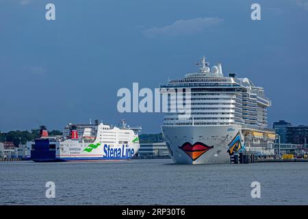 Stena Line Fähre, Kreuzfahrtschiff AIDAnova, Hafen, Kiel, Schleswig-Holstein, Deutschland Stockfoto