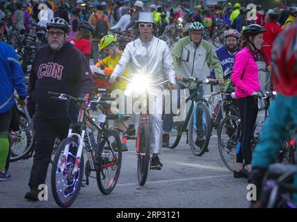 (180916) -- VANCOUVER, 16. September 2018 -- Menschen in Kostümen nehmen am dritten jährlichen Bike the Night Event in Vancouver, Kanada, 15. September 2018 Teil. Ungefähr 3.000 Menschen gingen in Vancouvers Innenstadt auf die Straße für eine 10 km lange Radtour - das dritte jährliche Bike the Night. )(gj) KANADA-VANCOUVER-BIKE DIE NACHT LiangxSen PUBLICATIONxNOTxINxCHN Stockfoto