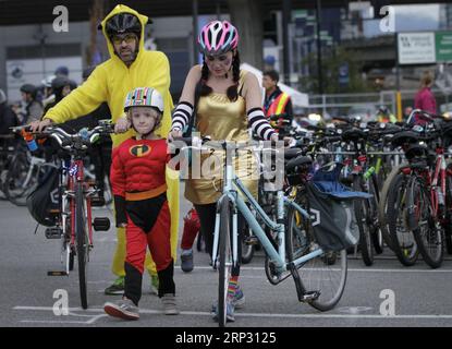 (180916) -- VANCOUVER, 16. September 2018 -- Menschen in Kostümen nehmen am dritten jährlichen Bike the Night Event in Vancouver, Kanada, 15. September 2018 Teil. Ungefähr 3.000 Menschen gingen in Vancouvers Innenstadt auf die Straße für eine 10 km lange Radtour - das dritte jährliche Bike the Night. )(gj) KANADA-VANCOUVER-BIKE DIE NACHT LiangxSen PUBLICATIONxNOTxINxCHN Stockfoto