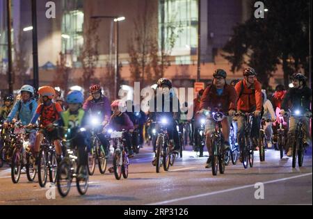 (180916) -- VANCOUVER, 16. September 2018 -- Menschen nehmen am dritten jährlichen Bike the Night Event in Vancouver, Kanada, 15. September 2018 Teil. Ungefähr 3.000 Menschen gingen in Vancouvers Innenstadt auf die Straße für eine 10 km lange Radtour - das dritte jährliche Bike the Night. )(gj) KANADA-VANCOUVER-BIKE DIE NACHT LiangxSen PUBLICATIONxNOTxINxCHN Stockfoto