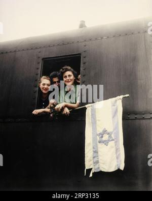 5. juni 1945: Diese jüdischen Kinder sind auf dem Weg nach Palästina, nachdem sie aus dem Konzentrationslager Buchenwald entlassen wurden. Das Mädchen auf dem Stockfoto