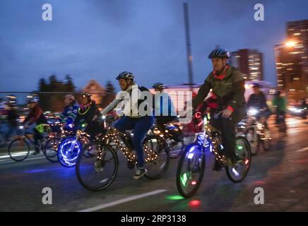 (180916) -- VANCOUVER, 16. September 2018 -- Menschen nehmen am dritten jährlichen Bike the Night Event in Vancouver, Kanada, 15. September 2018 Teil. Ungefähr 3.000 Menschen gingen in Vancouvers Innenstadt auf die Straße für eine 10 km lange Radtour - das dritte jährliche Bike the Night. )(gj) KANADA-VANCOUVER-BIKE DIE NACHT LiangxSen PUBLICATIONxNOTxINxCHN Stockfoto