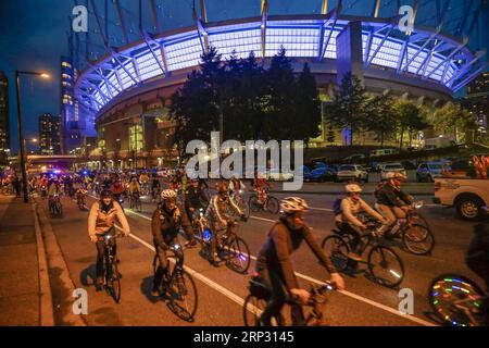 (180916) -- VANCOUVER, 16. September 2018 -- Menschen nehmen am dritten jährlichen Bike the Night Event in Vancouver, Kanada, 15. September 2018 Teil. Ungefähr 3.000 Menschen gingen in Vancouvers Innenstadt auf die Straße für eine 10 km lange Radtour - das dritte jährliche Bike the Night. )(gj) KANADA-VANCOUVER-BIKE DIE NACHT LiangxSen PUBLICATIONxNOTxINxCHN Stockfoto