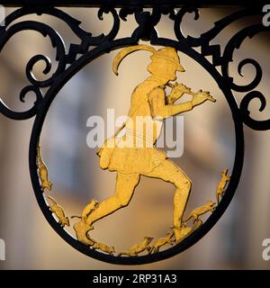 Nasenschild am Rattenfängerhaus, Deutsche Märchenroute, Hameln, Niedersachsen, Deutschland Stockfoto