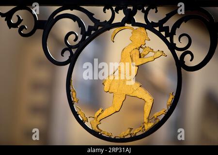 Nasenschild am Rattenfängerhaus, Deutsche Märchenroute, Hameln, Niedersachsen, Deutschland Stockfoto