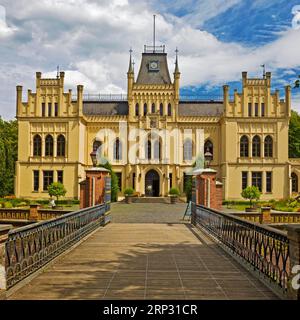 Evenburger Wasserschloss, im neogotischen Stil restauriert, leer, Ostfriesland, Niedersachsen, Deutschland Stockfoto