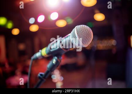 Öffentliche Aufführung auf der Bühne Mikrofon auf der Bühne vor dem Hintergrund des Auditoriums. Geringe Feldtiefe. Stockfoto