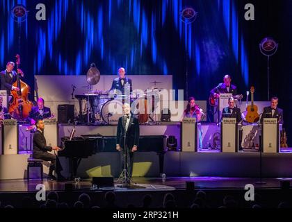 Max Raabe mit seinem Orchester auf Tournee. Hier in Schwaebisch Gmuend Baden-Württemberg Stockfoto