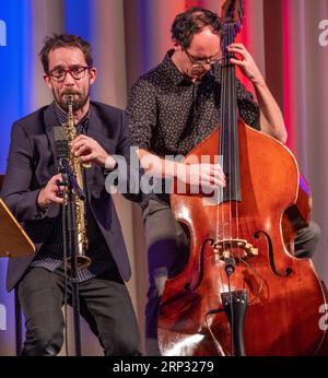 Emile Parisien Quartett im Prediger. Mit Julien Touery (Klavier), Ivan Gelugne (Bass) und Julien Loutelier (Schlagzeug) Stockfoto