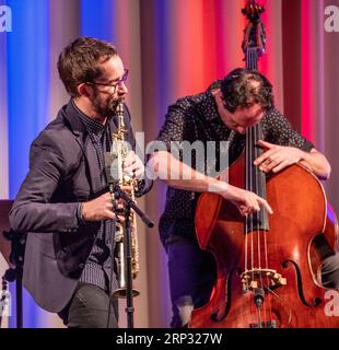 Emile Parisien Quartett im Prediger. Mit Julien Touery (Klavier), Ivan Gelugne (Bass) und Julien Loutelier (Schlagzeug), Konzert, Live-Musik, Bass Stockfoto