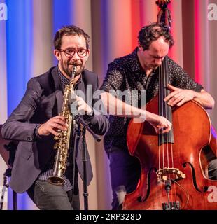 Emile Parisien Quartett im Prediger. Mit Julien Touery (Klavier), Ivan Gelugne (Bass) und Julien Loutelier (Schlagzeug) Stockfoto