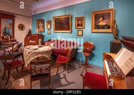 Romantik-Wohnzimmer im Biedermeier-Stil im Nationalmuseum von Finnland - Helsinki, Finnland Stockfoto